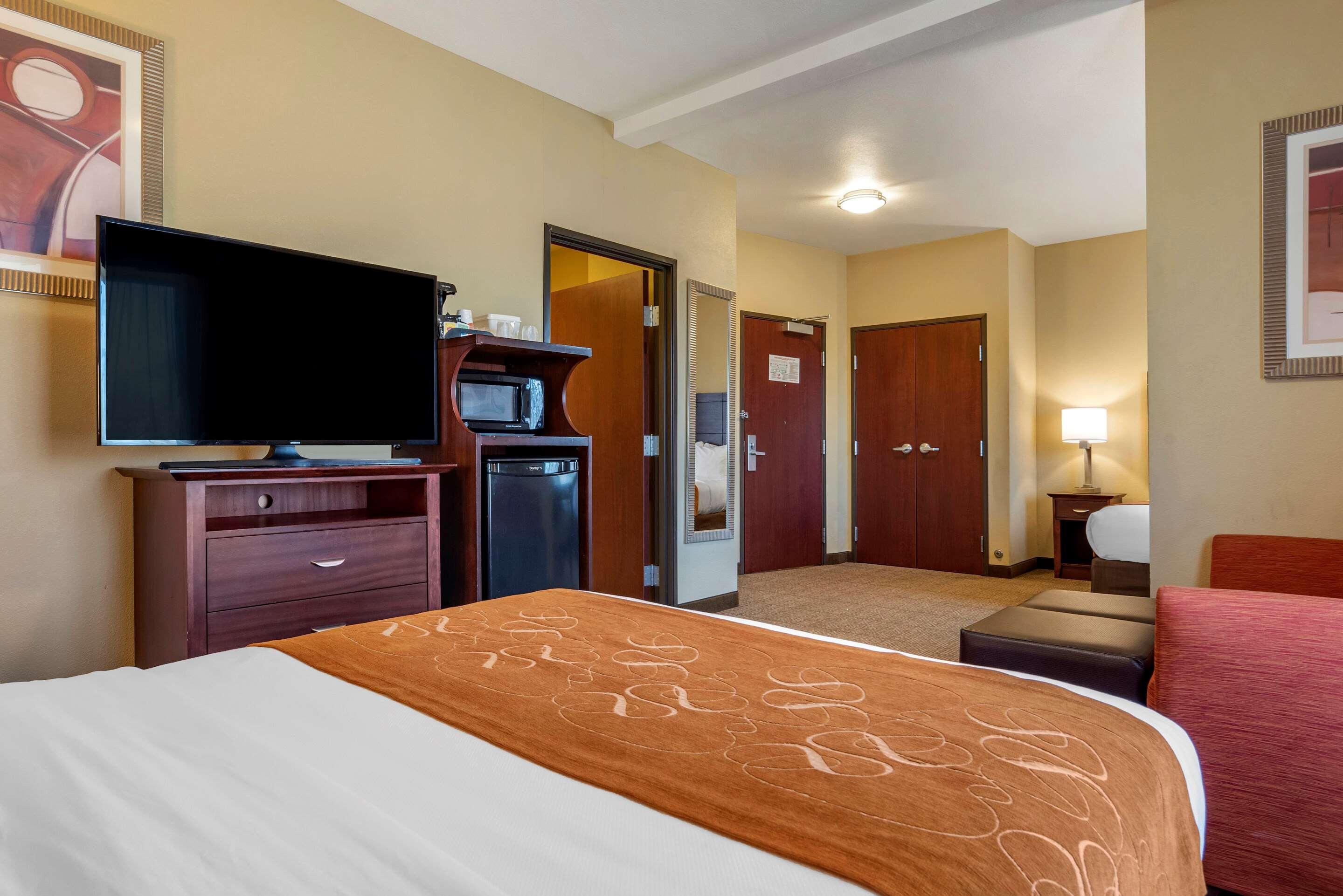 Comfort Suites Airport South Montgomery Exterior photo